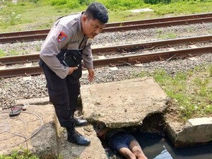 Saat Polisi Kena Prank ODGJ Tiduran di Selokan Dikira Mayat