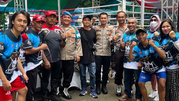 Polsek Jagakarsa menggelar kompetisi tinju demi mncegah tawuran.