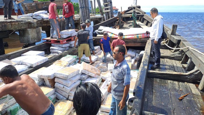 Viral di media sosial warga berebut mengambil daging kerbau impor ilegal asal India di Tempat Pembuangan Akhir (TPA) di Bantan, Bengkalis, Riau pada Senin (29/5). Begini potretnya.