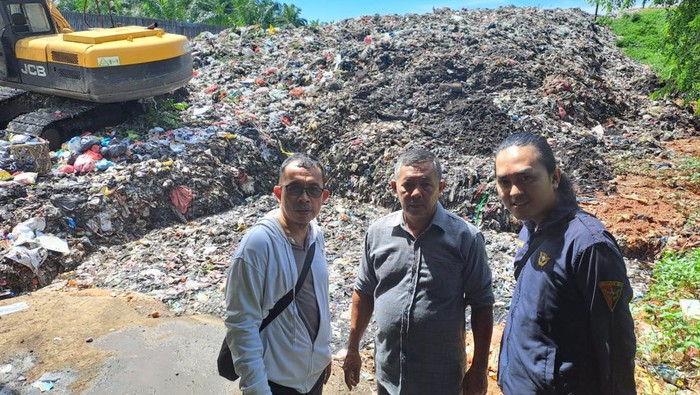 Viral di media sosial warga berebut mengambil daging kerbau impor ilegal asal India di Tempat Pembuangan Akhir (TPA) di Bantan, Bengkalis, Riau pada Senin (29/5). Begini potretnya.