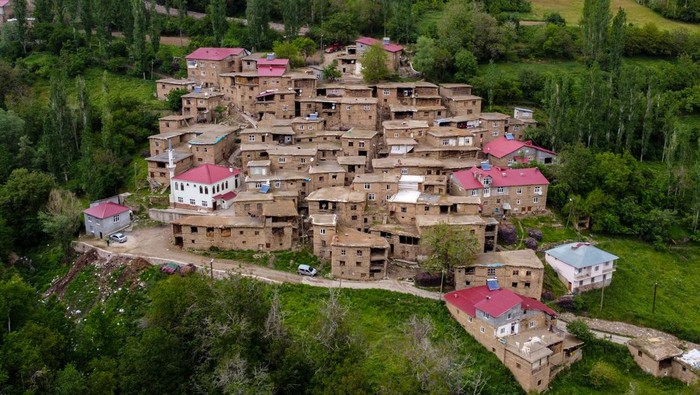 BITLIS, TURKIYE - MAY 27: A view of about 300-year-old stone houses during spring season at Koclu village on the slopes of deep valleys in Hizan district of Bitlis, Turkiye on May 27, 2023. Stone houses are attracting attention from photographers, travelers and tourists. (Photo by Hakan Sari/Anadolu Agency via Getty Images)