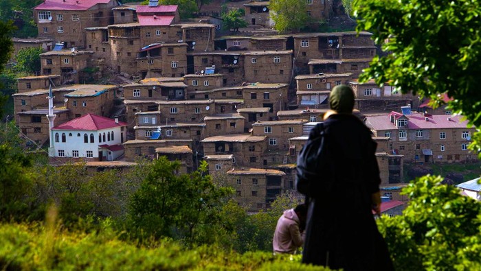 Potret Desa Batu di Turki yang Berusia 300 Tahun BITLIS, TURKIYE - MAY 27: A view of about 300-year-old stone houses during spring season at Koclu village on the slopes of deep valleys in Hizan district of Bitlis, Turkiye on May 27, 2023. Stone houses are attracting attention from photographers, travelers and tourists. (Photo by Hakan Sari/Anadolu Agency via Getty Images)