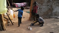 Anak-anak Sudan bermain di pengungsian.  