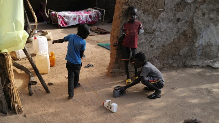 Potret Kehidupan Pengungsi Korban Perang Saudara di Sudan Sudanese children, who fled the violence in Sudan's Darfur region, play in the yard of a Chadian family's house, where they take refuge, near the border between Sudan and Chad in Koufroun, Chad May 14, 2023. REUTERS/Zohra Bensemra