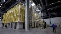 Pabrik tersebut akan memulai produksi baterai lithium-ion akhir tahun ini dengan kapasitas awal 13 gigawatt jam (GWh), yang akan ditingkatkan menjadi sekitar 40 GWh, cukup untuk memuat sekitar 500.000 mobil per tahun. Diharapkan dapat membantu menciptakan hingga 2.000 pekerjaan pada tahun 2030, kata perusahaan dan otoritas regional.  