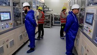 Presiden Prancis Emmanuel Macron, yang secara pribadi melobi untuk mengamankan setidaknya satu gigafactories di wilayah Dunkirk, telah menetapkan target produksi 2 juta kendaraan listrik buatan Prancis pada tahun 2030.  
