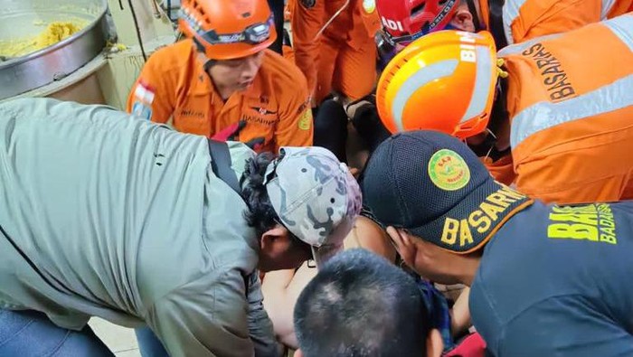 Proses evakuasi pekerja terjepit mesin penggilingan bakpia di Ambarketawang, Gamping, Sleman, Rabu (31/5/2023).