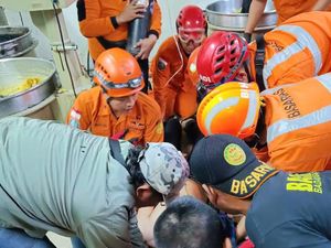 Detik-detik Evakuasi Tangan Munir Terjepit Mesin Giling Bakpia di Sleman