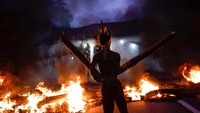 Aksi itu dilakukan untuk menentang pengajuan UU yang akan membatasi mereka untuk mendapatkan status perlindungan atas tanah leluhur.  
