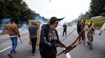 Protes UU, Masyarakat Adat Suku Guarani Mbya Blokir Jalan di Brasil