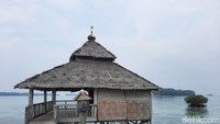 Segala fasilitas di sana langsung menghadap laut. Misalnya masjid ini yang berada di tengah laut. (Putu Intan/detikcom)