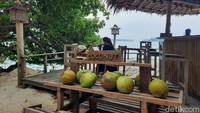 Datang ke Pulau Macan, traveler dapat bersantai menikmati suasana pantai. (Putu Intan/detikcom)