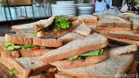 Traveler akan disambut dengan sandwich khas Pulau Macan. (Putu Intan/detikcom)