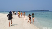 Pemandangan secantik ini tentunya mengundang wisatawan untuk datang. Kebanyakan wisatawan berasal dari luar negeri seperti China, Thailand, hingga Eropa. (Putu Intan/detikcom)