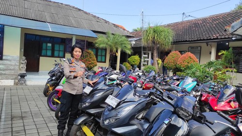 Puluhan sepeda motor disita oleh Polsek Denpasar Selatan dari hasil gelar razia pada Minggu (28/5/2023) dini hari. Puluhan kendaraan itu terparkir di halaman Polsek Denpasar Selatan.