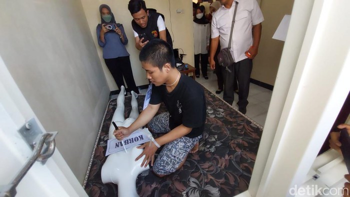 Rekonstruksi ayah bunuh anak di Gresik