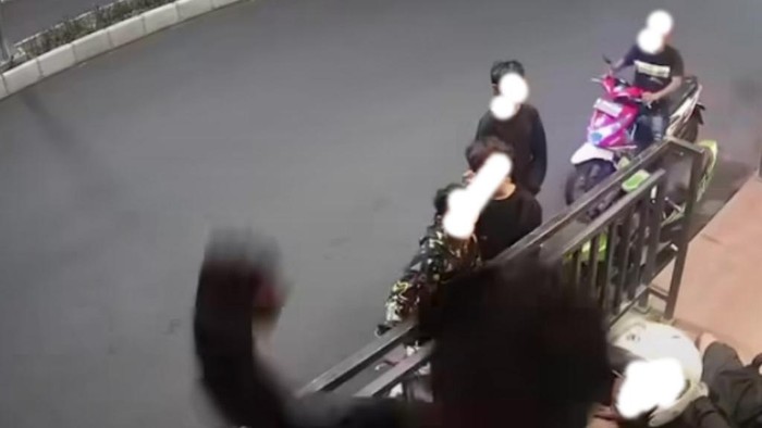 Remaja diduga merusak kamera CCTV yang terpasang di Halte Trans Koetaraja, Banda Aceh. (Foto: Screenshot video)