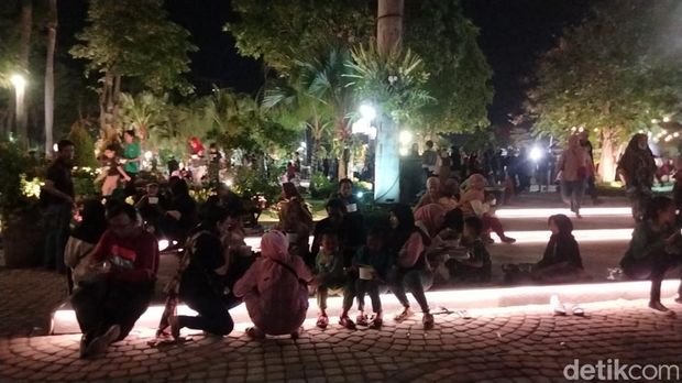 Ribuan warga Surabaya tumplek blek di Taman Surya saat HJKS ke-730 tahun.