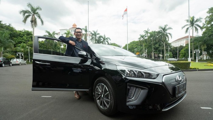 Ridwan Kamil menggunakan mobil listrik Hyundai Ioniq sebagai kendaraan dinas