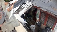 Posisi rumah terletak sekitar 2 meter di bawah permukaan jalan sehingga hanya atap genting bata usang saja yang terlihat ketika memasuki area belakang apartemen. Genting-genting berwarna merah itu juga nampak sudah banyak yang menghitam. Foto: Ignacio Geordy Oswaldo