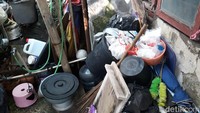 Untuk sampai di depan rumahnya, harus menuruni jalan setapak sepanjang sekitar satu meter yang cukup licin.Menilik lebih dalam, pintu rumah Lies berada di sisi kanan, tepat di samping jendela yang berdebu. Foto: Ignacio Geordy Oswaldo