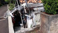 Dalam catatan detikcom, rumah tersebut Pemilik rumah itu bernama Lieus (58) yang merupakan warga asli RT 07, RW 09, Kelurahan Kebon Melati, Tanah Abang, Jakarta Pusat. Sebelum apartemen dibangun, wilayah tersebut merupakan kawasan penduduk dan Lieus tinggal bertetangga dengan warga lainnya. Foto: Ignacio Geordy Oswaldo