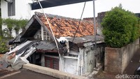 Berdasarkan pantauan di lokasi, Rabu (31/5/2023), bangunan rumah tersebut sudah tampak kusam dan bobrok. Cat dinding yang ada sudah mulai pudar dan mengelupas di sana-sini. Sisi-sisi tembok rumah ini juga nampak memiliki banyak retakan. Foto: Ignacio Geordy Oswaldo
