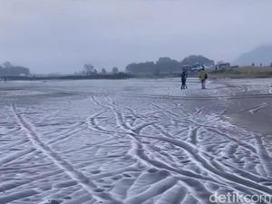 Salju Dadakan di Hamparan Lautan Pasir Bromo