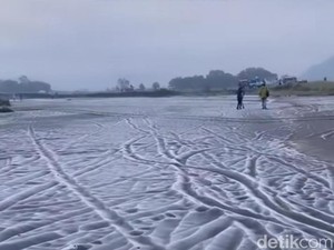 Penampakan Kawasan Kaldera Bromo Dilapisi Embun Salju