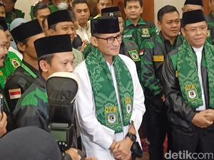 Sandiaga Didampingi Mardiono Hadiri Rapimnas GPK, Dipakaikan Serban Hijau