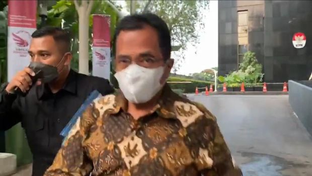 Sekjen DPR Indra Iskandar usai diperiksa KPK (Yogi-detikcom)