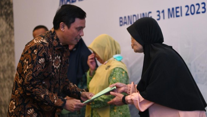 Serahkan Sertifikat ke Masyarakat Tunaikan Bukti dan Komitmen Bank BTN terus berkomitmen memberikan pelayanan yang terbaik pada masyarakat sebagai debitur KPR BTN guna menyelesaikan sertifikat yang menjadi hak debitur.