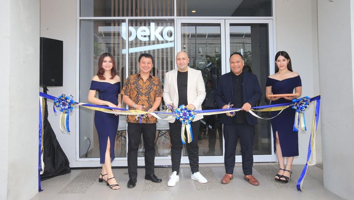 Ki-Ka: Whitley, Representative Best Price Electronics; Ali Cagri Gonculer, Country Director Beko Indonesia; Arief Setiawan, Sales Director PT Beko Appliances Indonesia, dalam kegiatan pembukaan Beko Shop di PIK, Jakarta, Rabu (31/5/2023).