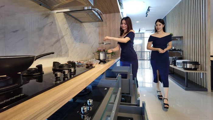 Ki-Ka: Whitley, Representative Best Price Electronics; Ali Cagri Gonculer, Country Director Beko Indonesia; Arief Setiawan, Sales Director PT Beko Appliances Indonesia, dalam kegiatan pembukaan Beko Shop di PIK, Jakarta, Rabu (31/5/2023).