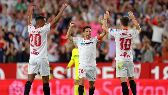 SEVILLE, SPAIN - APRIL 23: Fernando, Jesus Navas and Ivan Rakitic of Sevilla FC celebrate following the LaLiga Santander match between Sevilla FC and Villarreal CF at Estadio Ramon Sanchez Pizjuan on April 23, 2023 in Seville, Spain. (Photo by Fran Santiago/Getty Images)