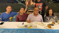 Punya hubungan yang dekat dengan keluarga besarnya. Ini momen santai Ardi Bakrie, makan malam dengan kedua orangtuanya. Foto: Instagram