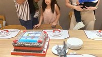 Kalau ini kenangan Ardi dan Nia merayakan ulang tahun sang putri, dengan kue besar lengkap dengan foto mereka. Foto: Instagram