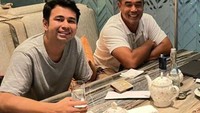 Akrab dengan Raffi Ahmad, keduanya tampak santai ngeteh bareng di salah satu kafe. Foto: Instagram