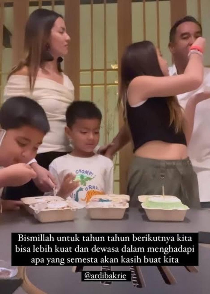 Suami Idaman! Potret Ardi Bakrie Kulineran Bareng Nia Ramadhani dan Anak-anak Suami Idaman! Potret Ardi Bakrie Kulineran Bareng Nia Ramadhani dan Anak-anak