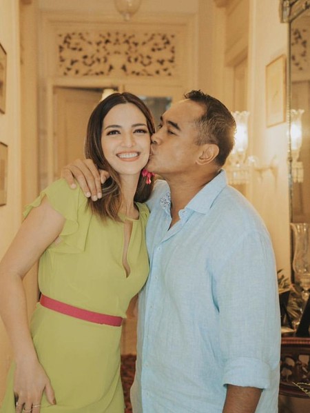 7 Foto Mesra Nia Ramadhani & Ardi Bakrie yang Diterpa Hoaks Cerai