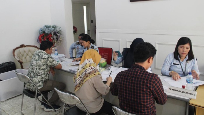Suasana pengurusan paspor lewat Smart Eazy Passport di Medan
