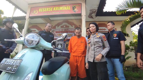 Suritno, pelaku penggadai motor milik majikan dihadirkan saat konferensi pers di Polsek Denpasar Selatan, Rabu (31/5/2023). (I Wayan Sui Suadnyana/detikBali)