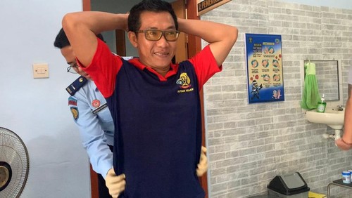 Petugas saat melakukan tes urine terhadap 11 sampel warga binaan yang ada di Rutan Kelas IIB Negara, Rabu (31/5/2023).