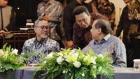 Turut hadir pada acara itu Menteri Badan Usaha Milik Negara (BUMN) Erick Thohir, Menteri Investasi/Kepala Badan Koordinasi Penanaman Modal (BKPM) Bahlil Lahadalia, Duta Besar Arab Saudi untuk Indonesia Faisal Abdullah H Amodi, Konsul Jenderal Republik Indonesia untuk Jeddah Eko Hartono, dan Ketua Umum Kamar Dagang dan Industri (Kadin) Indonesia Arsjad Rasjid. 