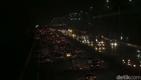 Kendaraan yang melintas dari arah Jakarta menuju Cikampek ramai lancar. Sementara arah sebaliknya lancar.