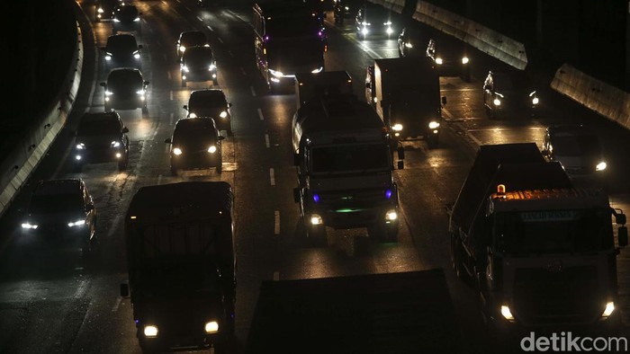 Sejumlah kendaraan melintas di Tol Jakarta-Cikampek, Bekasi Barat, Rabu (31/5/2023). Pantauan Detikcom, jelang libur panjang Tol Japek di Bekasi Barat ini ramai lancar.