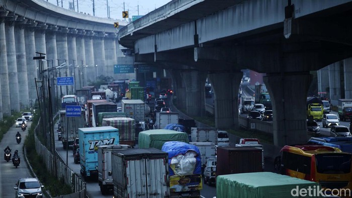 Tol Japek Ramai Lancar Jelang Libur Panjang Sejumlah kendaraan melintas di Tol Jakarta-Cikampek, Bekasi Barat, Rabu (31/5/2023). Pantauan Detikcom, jelang libur panjang Tol Japek di Bekasi Barat ini ramai lancar.