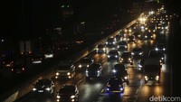 Sejumlah kendaraan melintas di Tol Jakarta-Cikampek, Bekasi Barat, Rabu (31/5/2023). 