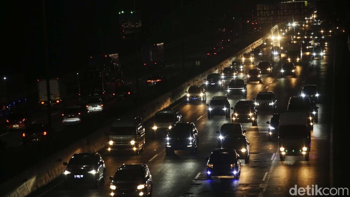 Tol Japek Ramai Lancar Jelang Libur Panjang Sejumlah kendaraan melintas di Tol Jakarta-Cikampek, Bekasi Barat, Rabu (31/5/2023). Pantauan Detikcom, jelang libur panjang Tol Japek di Bekasi Barat ini ramai lancar.