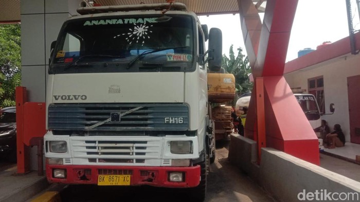 Truk tersangkut di GT Pluit (dok TMC Polda Metro Jaya)